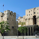 Die Zitadelle von Aleppo 2010 (Bild: B Gagnon, Wikimedia CC, bearb MSchmidt)