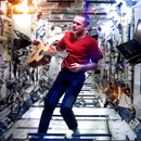 Chris Hadfield auf der ISS, Video-Cover von Bowies "Space Oddity" - Bild ist nicht frei