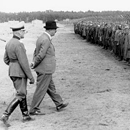 Besuch des Roten Kreuzes im Kriegsgefangenenlager Hammerstein (C: Bundesarchiv)